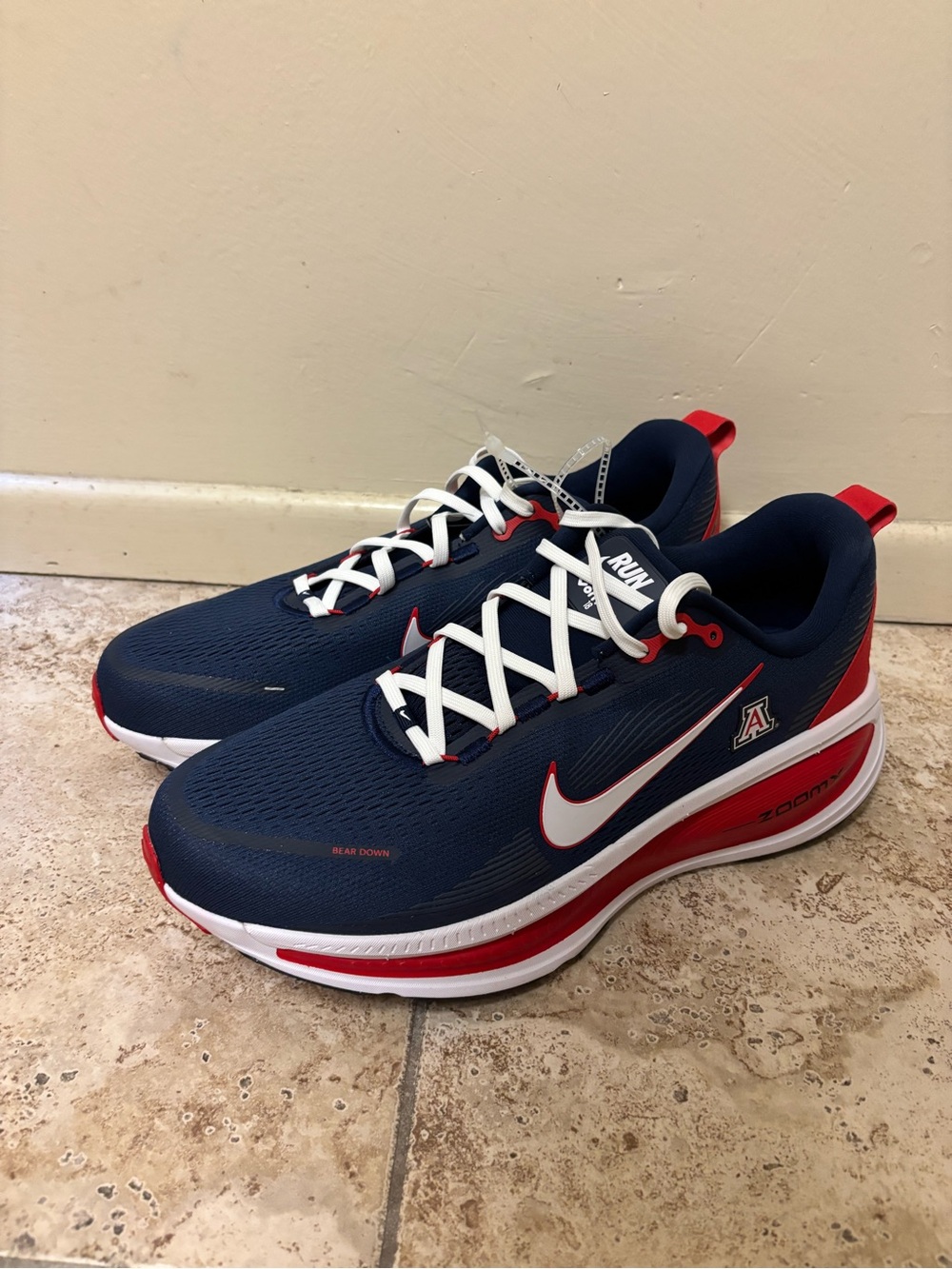 Nike College Vomero 18 Arizona Wildcats IQ6862-400 Size 13